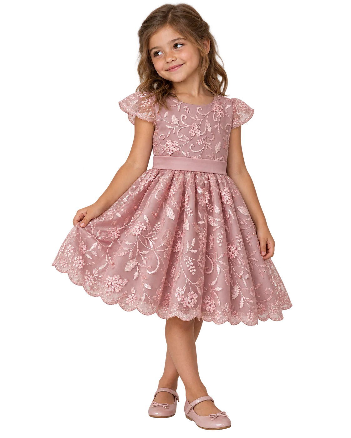 Menina usando o Vestido Rosé Renda de Memórias, com bordados florais.